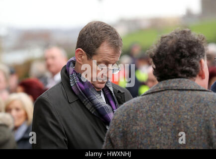 Alastair Campbell für die Beerdigung von Northern Ireland ehemalige stellvertretende erste Minister und Ex-IRA Kommandant Martin McGuinness, im St. Columba Kirche lange Tower in Londonderry ankommen. Stockfoto