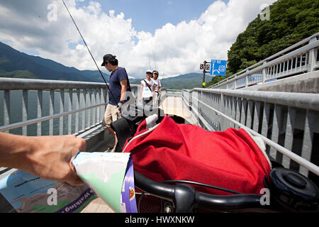 Radfahren durch den Kawaguchi-See im Süden der Präfektur Yamanashi in der Nähe von Mount Fuji, Japan. Stockfoto