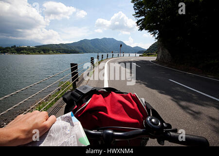 Biken im Bereich Kawaguchi-See im Süden der Präfektur Yamanashi in der Nähe von Mount Fuji, Japan. Stockfoto