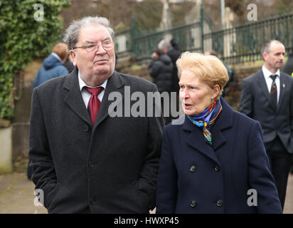 John Hume und Frau Pat ankommen, für die Beerdigung von Northern Ireland ehemalige stellvertretende erste Minister und Ex-IRA Kommandant Martin McGuinness, im St. Columba Kirche lange Tower in Londonderry. Stockfoto