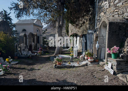 Gräber auf dem Friedhof von Triora, Ligurien Stockfoto