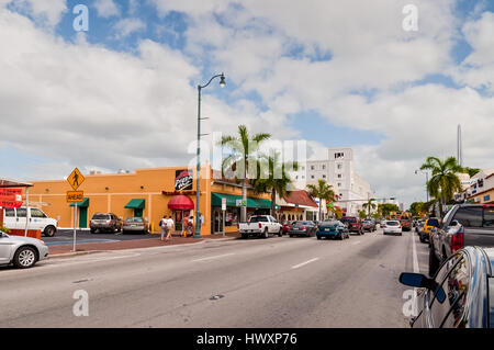 Miami, Florida, USA - 25. November 2011: Touristen gehen in Richtung der beliebten Calle Ocho in Little Havana, Miami, Florida, USA. Calle Ocho ist das Herz des Stockfoto