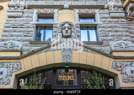 Details der Fassade des & Restaurant Hotel Neiburgs auf die Altstadt von Riga, Hauptstadt der Republik Lettland Stockfoto