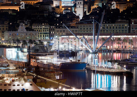 Blick auf den Hafen von Genua, die nachts beleuchtet Stockfoto