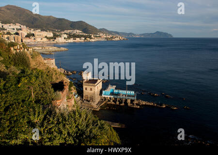 Boccadasse, Fischerdorf, im Zentrum von Genua, Ligurien, Italien. Mit seinen bunten Häusern ist ein typisches Dorf der ligurischen riviera Stockfoto