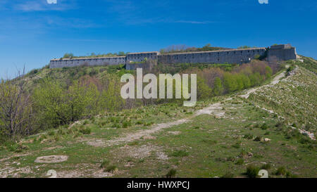 Forte Ratti, große Festung auf dem Hügel von Genua, gebaut im 18. Jahrhundert. Stockfoto