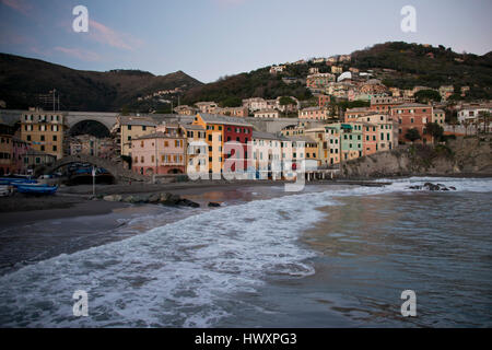 Typischen Fischerdorf Dorfes Bogliasco am Mittelmeer. Ein malerisches Städtchen an der italienischen Riviera. Stockfoto