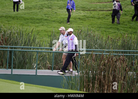 TIGER WOODS STEVE WILLIAMS USA CADDY BRIDGE USA CELTIC MANOR RESORT Stadt NEWPORT Wales 3. Oktober 2010 Stockfoto