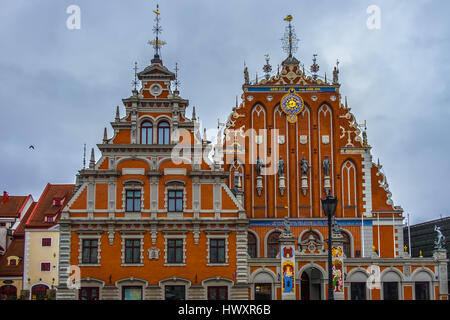 Das Schwarzhäupterhaus (Lettisch: Melngalvju Nams, Deutsch: Schwarzhäupterhaus), Altstadt von Riga, Lettland mit bewölktem Himmel auf einem Hintergrund Stockfoto