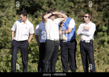 SPANNENDE Momente auf der 15. Grün europäische Spieler Spieler CELTIC MANOR RESORT Kulturhauptstadt NEWPORT, WALES 4. Oktober 2010 Stockfoto