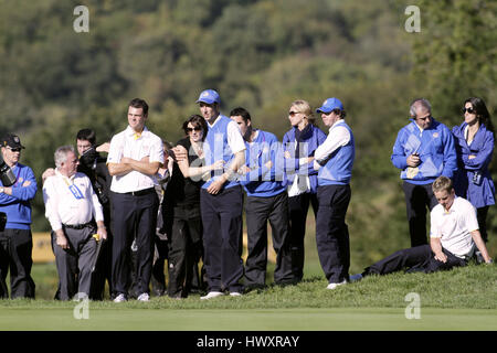 SPANNENDE Momente auf der 15. Grün europäische Spieler Spieler CELTIC MANOR RESORT Kulturhauptstadt NEWPORT, WALES 4. Oktober 2010 Stockfoto