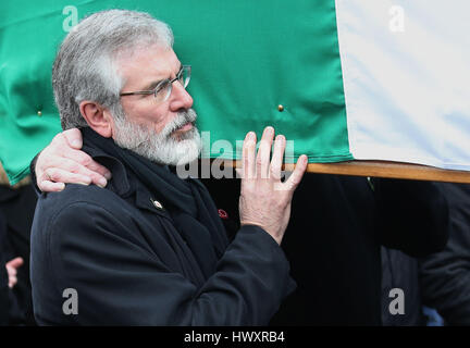 Gerry Adams trägt den Sarg während der Trauerzug Nordirlands ehemalige stellvertretende erste Minister und Ex-IRA Kommandanten Martin McGuinness, vor seiner Beerdigung am St. Columba Kirche lange Turm in Londonderry. Stockfoto