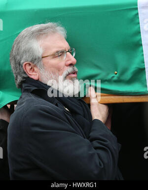 Gerry Adams trägt den Sarg während der Trauerzug Nordirlands ehemalige stellvertretende erste Minister und Ex-IRA Kommandanten Martin McGuinness, vor seiner Beerdigung am St. Columba Kirche lange Turm in Londonderry. Stockfoto