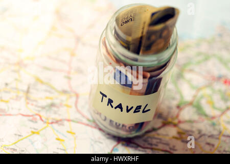 Budget Reisekonzept, Ersparnisse im Weckglas Stockfoto