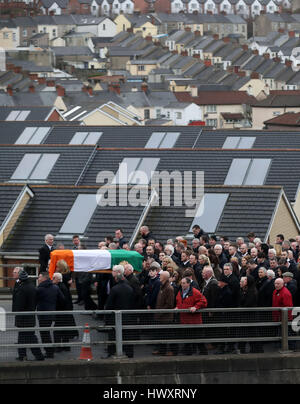 Der Sarg von Martin McGuinness wird vorbei Brandywell Bereich Londonderry vor seiner Beerdigung am St. Columba Kirche lange Turm in der Stadt durchgeführt. Stockfoto