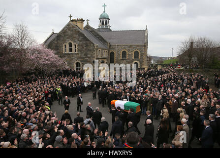 Der Sarg des Nordirlandes ehemalige stellvertretende erste Minister und Ex-IRA Kommandant Martin McGuinness ist Barrack Street vor seiner Beerdigung am St. Columba Kirche lange Turm in Londonderry getragen. Stockfoto