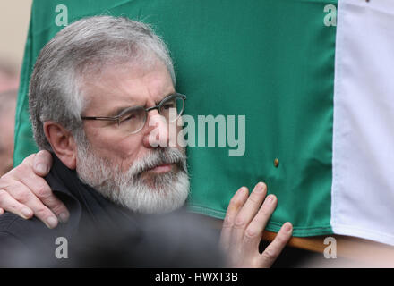 Gerry Adams trägt den Sarg während der Trauerzug Nordirlands ehemalige stellvertretende erste Minister und Ex-IRA Kommandanten Martin McGuinness, vor seiner Beerdigung am St. Columba Kirche lange Turm in Londonderry. Stockfoto