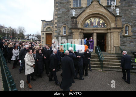 Der Sarg von Martin McGuinness erfolgt in St. Columba Kirche lange Turm für die Trauerfeier in Londonderry. Stockfoto