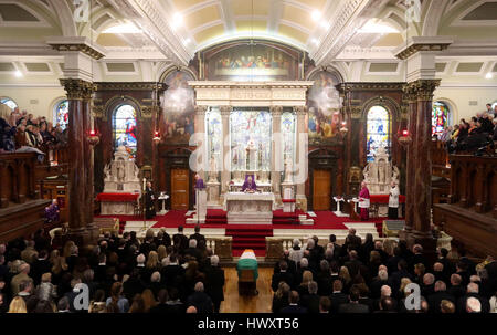 Die Beerdigung von Nordirland die ehemalige stellvertretende erste Minister und Ex-IRA Kommandant Martin McGuinness findet im St. Columba lange Kirchturm, in Londonderry. Stockfoto