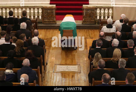 Die Beerdigung von Nordirland die ehemalige stellvertretende erste Minister und Ex-IRA Kommandant Martin McGuinness findet im St. Columba lange Kirchturm, in Londonderry. Stockfoto