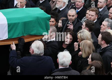 Martin McGuinnesss Frau Bernie (Mitte) folgt seinem Sarg ist kommt im St. Columba Kirche lange Tower in Londonderry, vor der Nordirland ehemalige stellvertretende erste Minister und Ex-IRA Kommandanten Beerdigung. Stockfoto