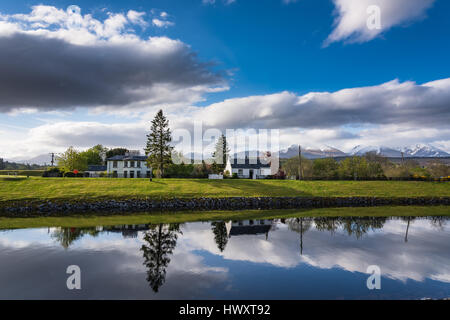 Canal Cottages mit dem Ben Nevis Range im Hintergrund, Gairlochy, Caledonian Canal, Highlands, Schottland, UK. Stockfoto