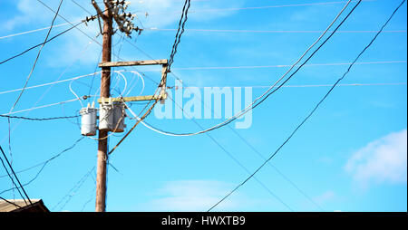 Bewegungsunschärfe in Philippinen elektrische Pole mit Transformator und verdrahten Sie den bewölkten Himmel Stockfoto