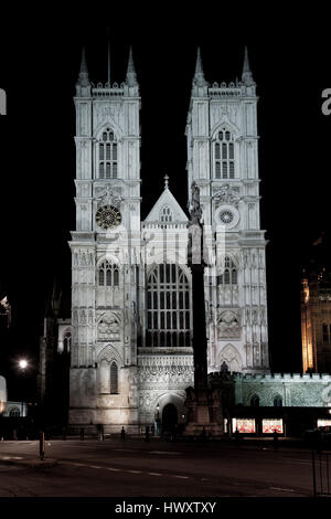 die Westfassade der Westminster Abbey mit zwei Glockentürme beleuchtet Stockfoto