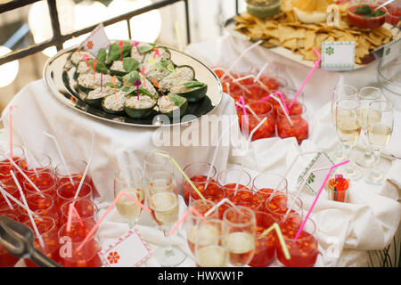 Gläser mit Champagner. Catering Banketttisch. viele Snacks und Häppchen Stockfoto