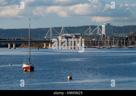 Einen Überblick über die Bucht von Cardiff, Wales, UK, zeigt eine Boot im Vordergrund und das Fürstentum Stadion (ehemals Millennium Stadium) in der bac Stockfoto