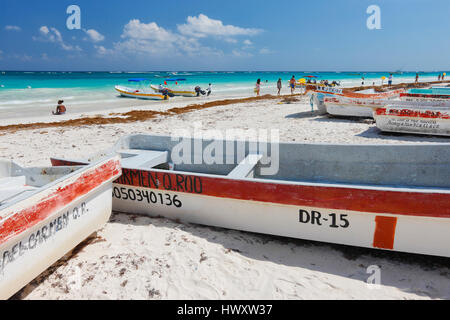 Typische Fischerboote am Sandstrand in Mexiko, Tulum Stockfoto