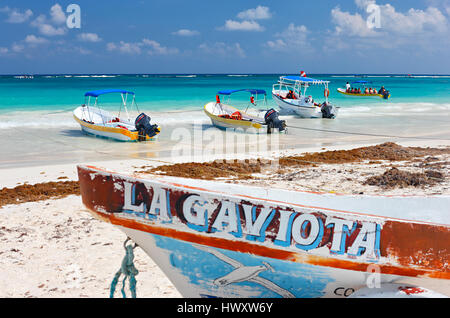 Traditionelle Fischerboote am Sandstrand in Mexiko, Tulum Stockfoto