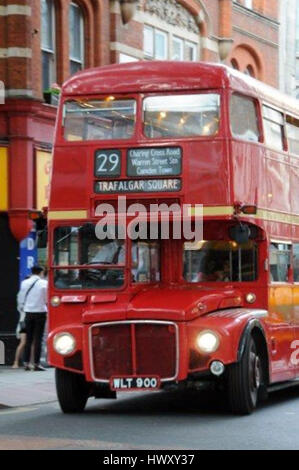 Londons berühmten Routemaster Bus, Fähre Londoner Pendler nach Hause aus dem Ruhestand geholt; während die u-Bahn Streik. Stockfoto