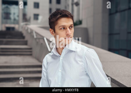 Coole Geschäftsmann stützte sich auf städtischen Wand im freien Stockfoto