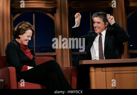 Schauspielerin Sigourney Weaver, links, plaudert mit Host Craig Ferguson während ein Segment der 'Late Late Show with Craig Ferguson"bei CBS Television City in Los Angeles, Kalifornien am 27. Dezember 2009. Foto von Francis Specker Stockfoto