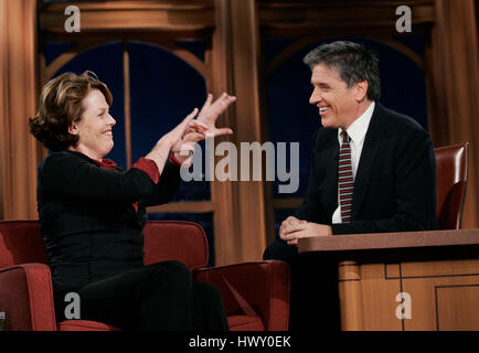 Schauspielerin Sigourney Weaver, links, plaudert mit Host Craig Ferguson während ein Segment der 'Late Late Show with Craig Ferguson"bei CBS Television City in Los Angeles, Kalifornien am 27. Dezember 2009. Foto von Francis Specker Stockfoto