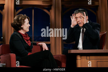 Schauspielerin Sigourney Weaver, links, plaudert mit Host Craig Ferguson während ein Segment der 'Late Late Show with Craig Ferguson"bei CBS Television City in Los Angeles, Kalifornien am 27. Dezember 2009. Foto von Francis Specker Stockfoto