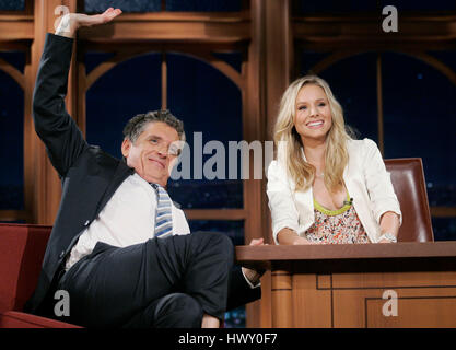 Schauspielerin Kristen Bell, Recht, plaudert mit Host Craig Ferguson während ein Segment der 'Late Late Show with Craig Ferguson"bei CBS Television City in Los Angeles, Kalifornien am 2. Dezember 2009. Foto von Francis Specker Stockfoto