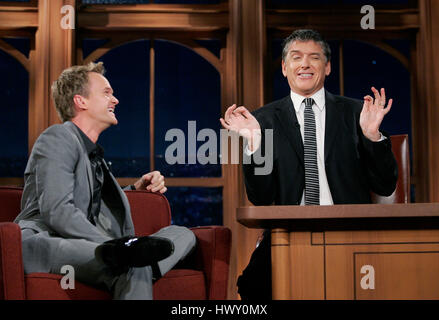 Schauspieler Neil Patrick Harris, links, plaudert mit Host Craig Ferguson während ein Segment der 'Late Late Show with Craig Ferguson"bei CBS Television City in Los Angeles, Kalifornien am 12. November 2009. Foto von Francis Specker Stockfoto