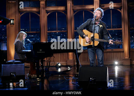 Glen Hansard auf Gitarre und Marketa Irglova Klavier durchführen wie die Gruppe "The verkaufen Season" während ein Segment der 'Late Late Show with Craig Ferguson"bei CBS Television City in Los Angeles, Kalifornien am 28. Oktober 2009. Foto von Francis Specker Stockfoto