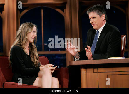 Schauspielerin Alicia Silverstone, links, plaudert mit Host Craig Ferguson während ein Segment der 'Late Late Show with Craig Ferguson"bei CBS Television City in Los Angeles, Kalifornien am 27. Oktober 2009. Foto von Francis Specker Stockfoto