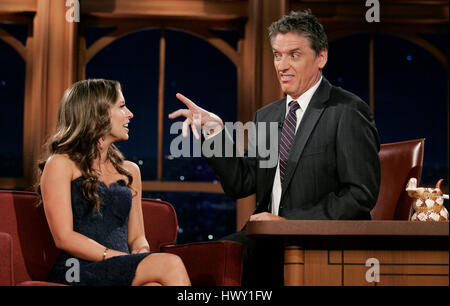 Schauspielerin Jennifer Love Hewitt, links, plaudert mit Host Craig Ferguson über Vampire in ein Segment der 'Late Late Show with Craig Ferguson"bei CBS Television City in Los Angeles, Kalifornien am 16. September 2009. Foto von Francis Specker Stockfoto