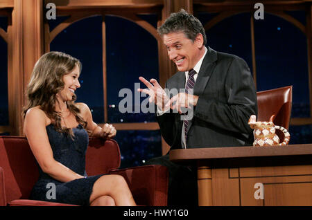 Schauspielerin Jennifer Love Hewitt, links, plaudert mit Host Craig Ferguson über Vampire in ein Segment der 'Late Late Show with Craig Ferguson"bei CBS Television City in Los Angeles, Kalifornien am 16. September 2009. Foto von Francis Specker Stockfoto