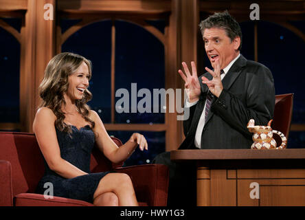 Schauspielerin Jennifer Love Hewitt, links, plaudert mit Host Craig Ferguson über Vampire in ein Segment der 'Late Late Show with Craig Ferguson"bei CBS Television City in Los Angeles, Kalifornien am 16. September 2009. Foto von Francis Specker Stockfoto