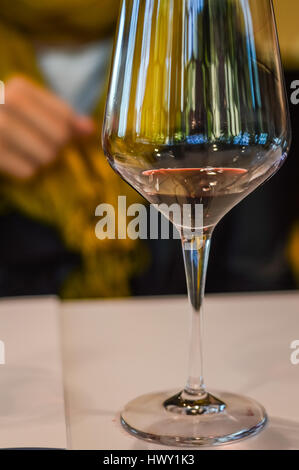 Nahaufnahme des Weinglases bei Weinprobe Stockfoto