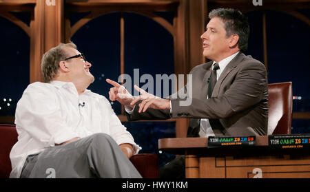 Drew Carey, plaudert links, mit Host Craig Ferguson während ein Segment der 'Late Late Show with Craig Ferguson"bei CBS Television City in Los Angeles, Kalifornien am 10. September 2009. Foto von Francis Specker Stockfoto