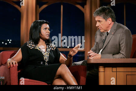 Schauspielerin Mindy Kaling, links, plaudert mit Host Craig Fergsuon während eines Segments der 'Late Late Show with Craig Ferguson"bei CBS Television City in Los Angeles, Kalifornien am 10. September 2009. Foto von Francis Specker Stockfoto