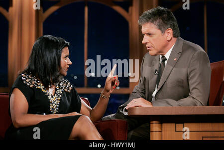 Schauspielerin Mindy Kaling, links, plaudert mit Host Craig Fergsuon während eines Segments der 'Late Late Show with Craig Ferguson"bei CBS Television City in Los Angeles, Kalifornien am 10. September 2009. Foto von Francis Specker Stockfoto