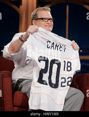 Drew Carey, zeigt links, seine Fußball-Trikot während ein Segment der 'Late Late Show with Craig Ferguson"bei CBS Television City in Los Angeles, Kalifornien am 10. September 2009. Foto von Francis Specker Stockfoto