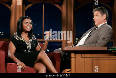 Schauspielerin Mindy Kaling, links, plaudert mit Host Craig Fergsuon während eines Segments der 'Late Late Show with Craig Ferguson"bei CBS Television City in Los Angeles, Kalifornien am 10. September 2009. Foto von Francis Specker Stockfoto